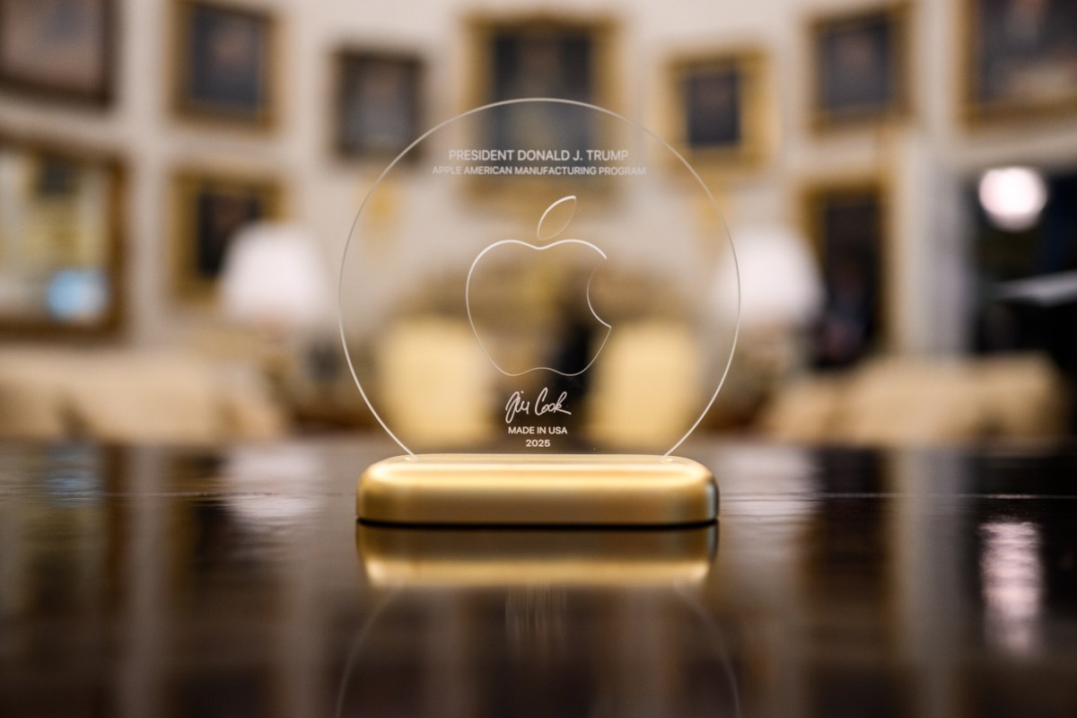 President Donald Trump delivers remarks alongside Apple CEO Tim Cook, Vice President JD Vance, Secretary of the Treasury Scott Bessent, and Secretary of Commerce Howard Lutnick after announcing a $100 billion investment in the U.S., Wednesday, August 6, 2025, in the Oval Office. (Official White House Photo by Daniel Torok)