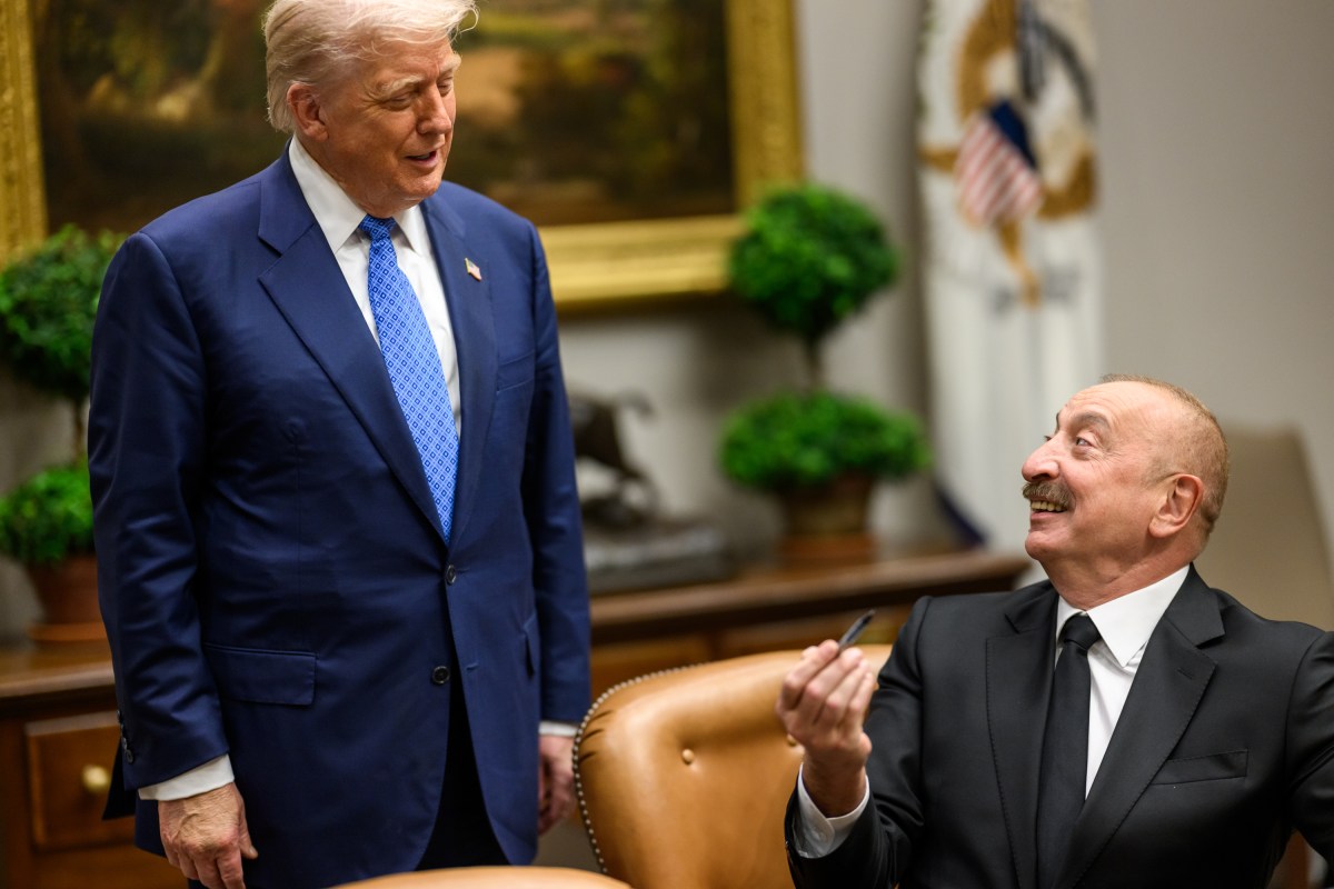 President Ilham Aliyev of Azerbaijan signs the guest book in the Roosevelt Room, Friday, August 8, 2025, before a bilateral meeting with President Donald Trump. (Official White House Photo by Daniel Torok)