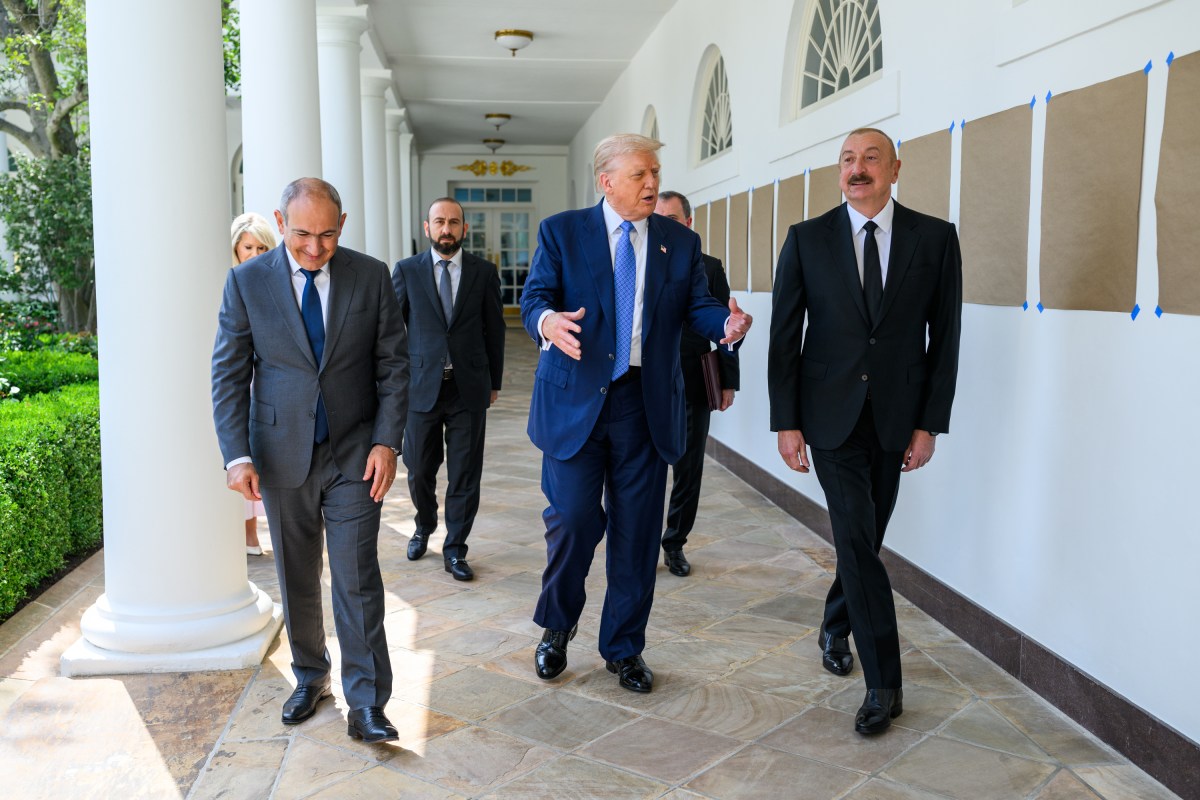 President Donald Trump walks with President Ilham Aliyev of Azerbaijan and Prime Minister Nikol Pashinyan of Armenia on the West Colonnade, Friday, August 8, 2025. (Official White House Photo by Daniel Torok)