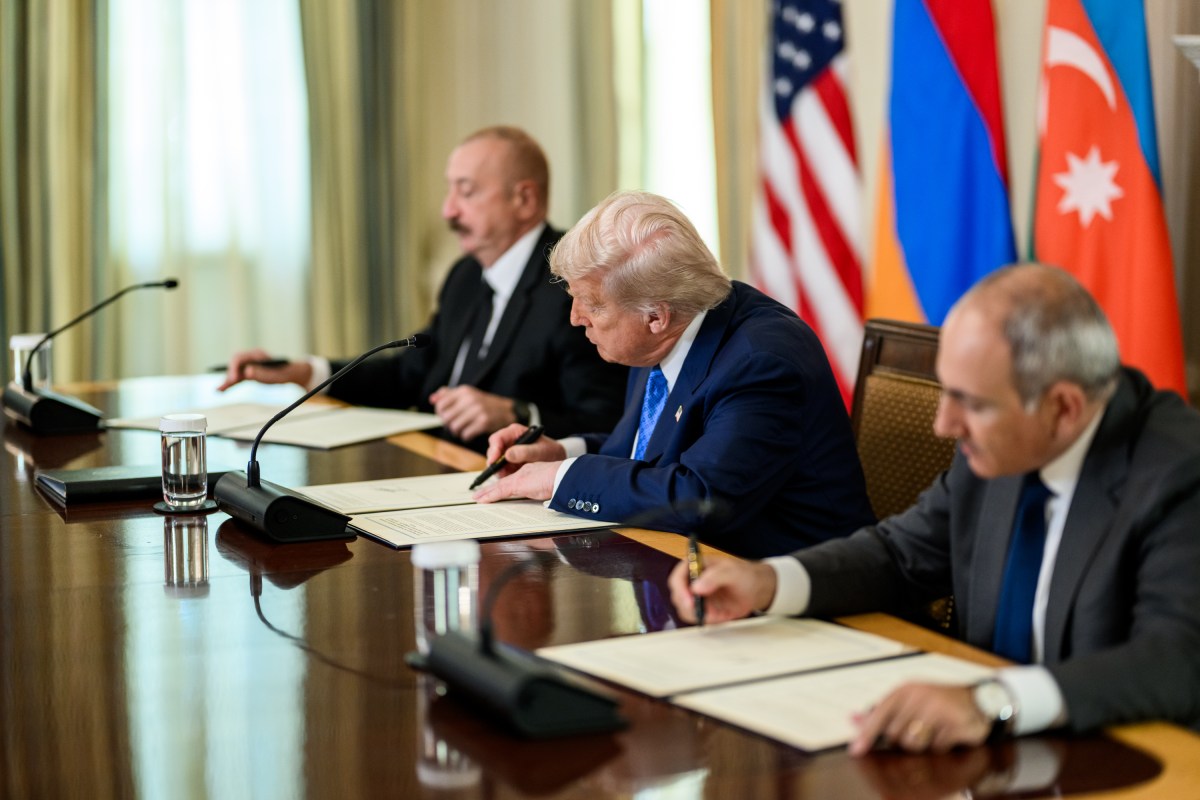 President Donald Trump signs a trilateral joint declaration with President Ilham Aliyev of Azerbaijan and Prime Minister Nikol Pashinyan of Armenia, Friday, August 8, 2025, in the State Dining Room. (Official White House Photo by Daniel Torok)