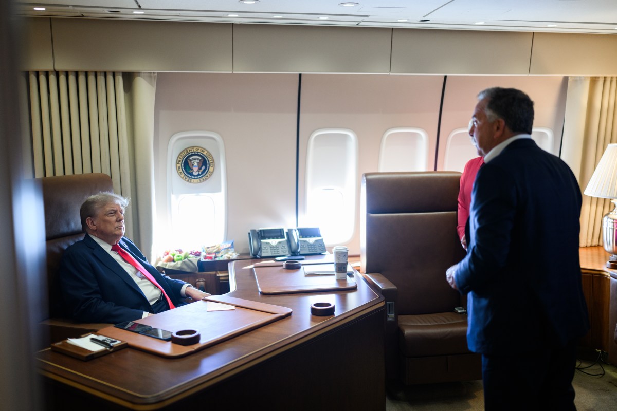 President Donald Trump speaks with Chief of Staff Susie Wiles, Middle East Envoy Steve Witkoff, and Secretary of State Marco Rubio on board Air Force One, Friday, August 15, 2025, en route to Joint Base Elmendorf Richardson, Alaska to meet with Russian president Vladimir Putin. (Official White House Photo by Daniel Torok)