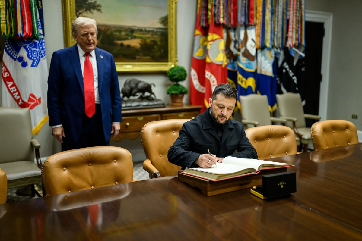 President Volodymyr Zelenskyy of Ukraine signs the guest book in the Roosevelt Room before a meeting with President Donald Trump, Monday, August 18, 2025. (Official White House Photo by Daniel Torok)