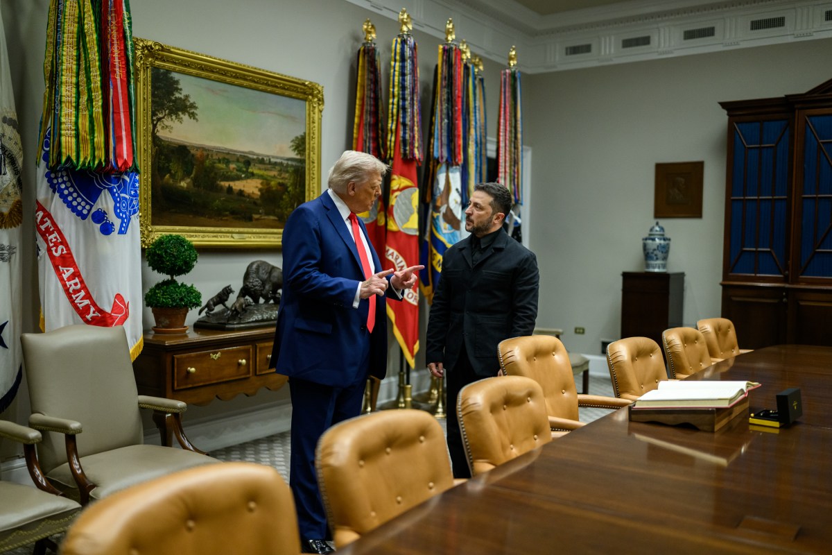 President Volodymyr Zelenskyy of Ukraine signs the guest book in the Roosevelt Room before a meeting with President Donald Trump, Monday, August 18, 2025. (Official White House Photo by Daniel Torok)