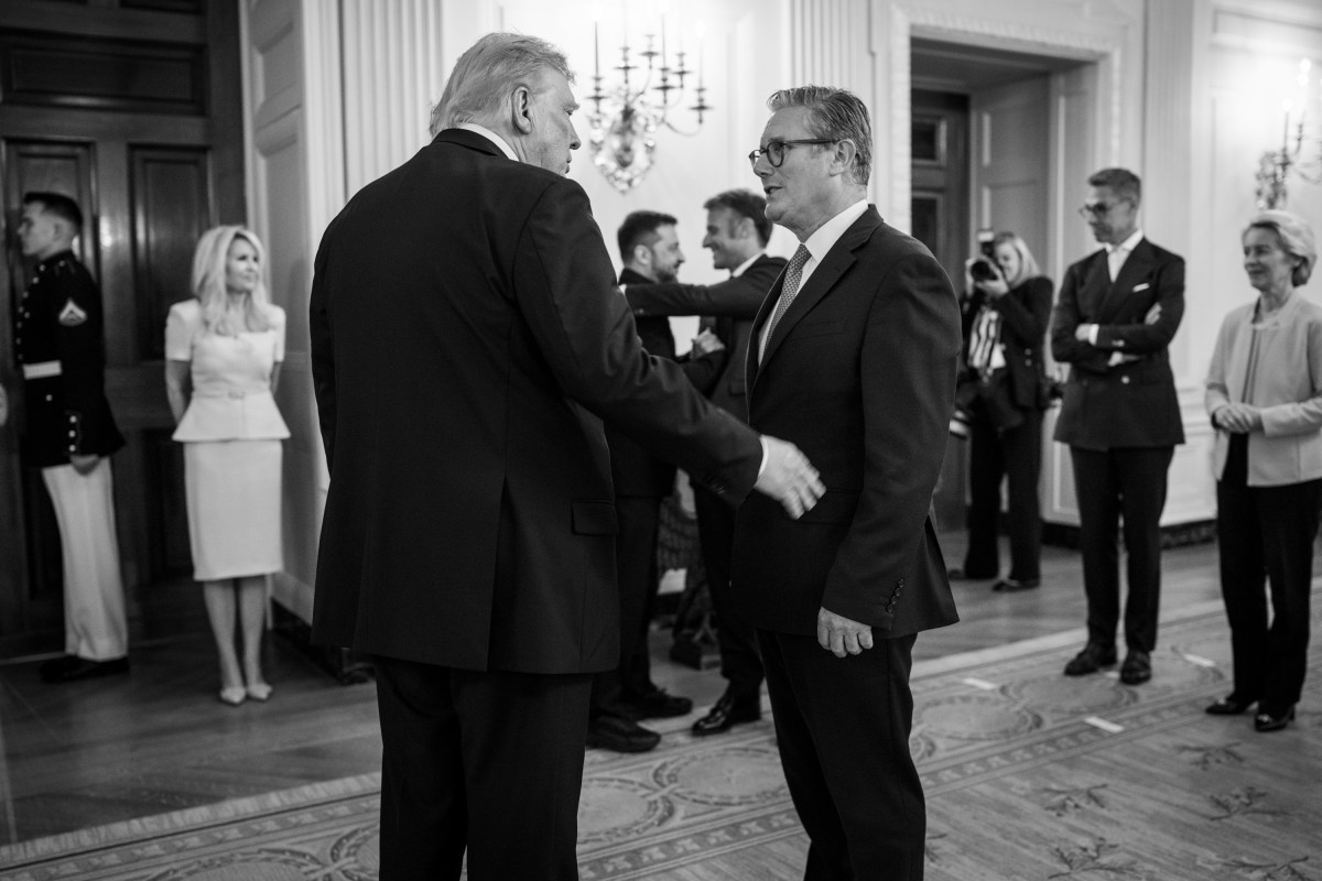 President Donald Trump speaks with U.K. Prime Minister Keir Starmer and other European leaders before their multilateral meeting, Monday, August 18, 2025, in the State Dining Room of the White House. (Official White House Photo by Daniel Torok)