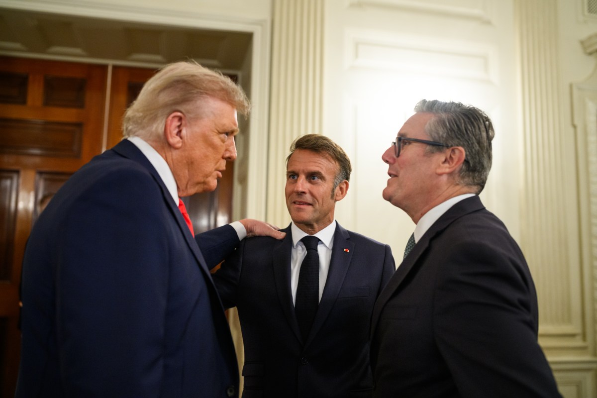 President Donald Trump speaks with French President Emmanuel Macron and U.K. Prime Minister Keir Starmer before their multilateral meeting, Monday, August 18, 2025, in the State Dining Room of the White House. (Official White House Photo by Daniel Torok)