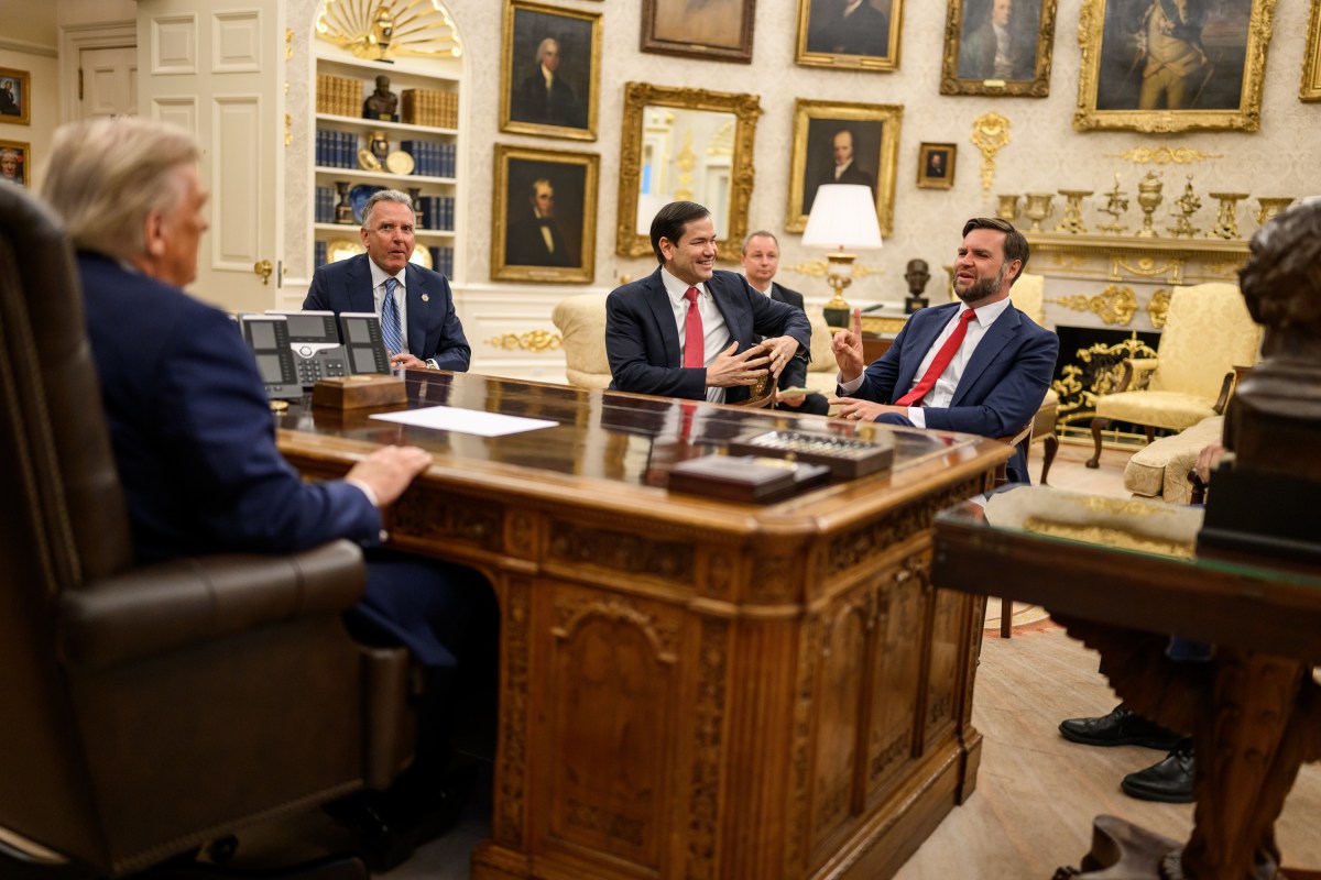 President Donald Trump meets with Special Envoy Steve Witkoff, Secretary of State Marco Rubio, and Vice President JD Vance before a call with Russian President Vladimir Putin, Monday, August 18, 2025, in the Oval Office. (Official White House Photo by Daniel Torok)