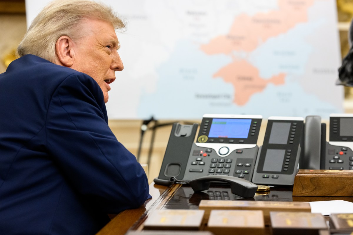 President Donald Trump speaks with Russian President Vladimir Putin on the phone, Monday, August 18, 2025, in the Oval Office. (Official White House Photo by Daniel Torok)