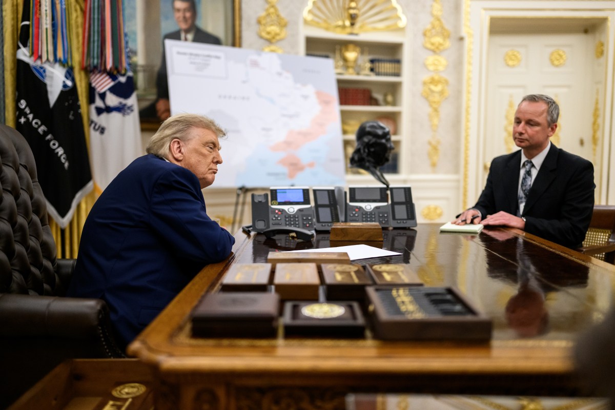 President Donald Trump speaks with Russian President Vladimir Putin on the phone, Monday, August 18, 2025, in the Oval Office. (Official White House Photo by Daniel Torok)
