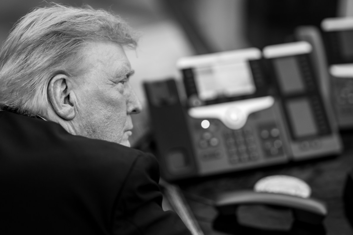 President Donald Trump speaks with Russian President Vladimir Putin on the phone, Monday, August 18, 2025, in the Oval Office. (Official White House Photo by Daniel Torok)