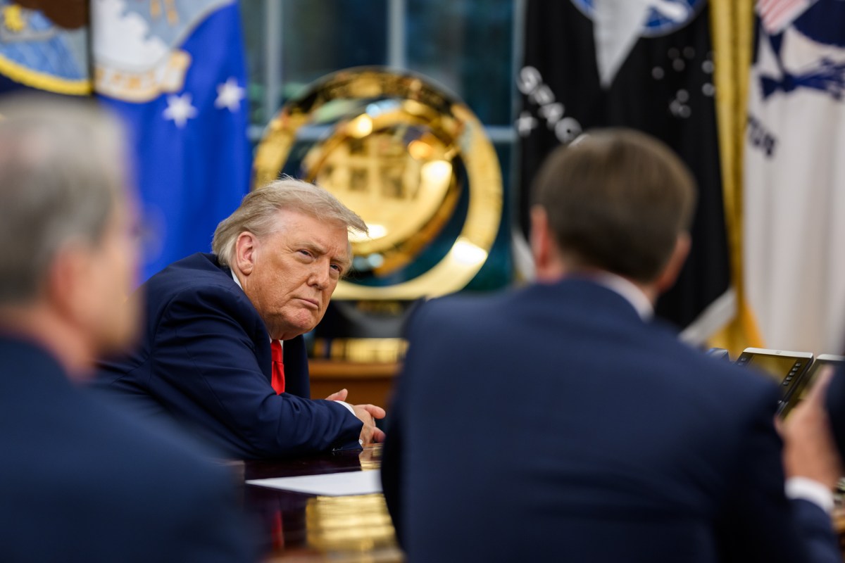 President Donald Trump speaks with Russian President Vladimir Putin on the phone, Monday, August 18, 2025, in the Oval Office. (Official White House Photo by Daniel Torok)