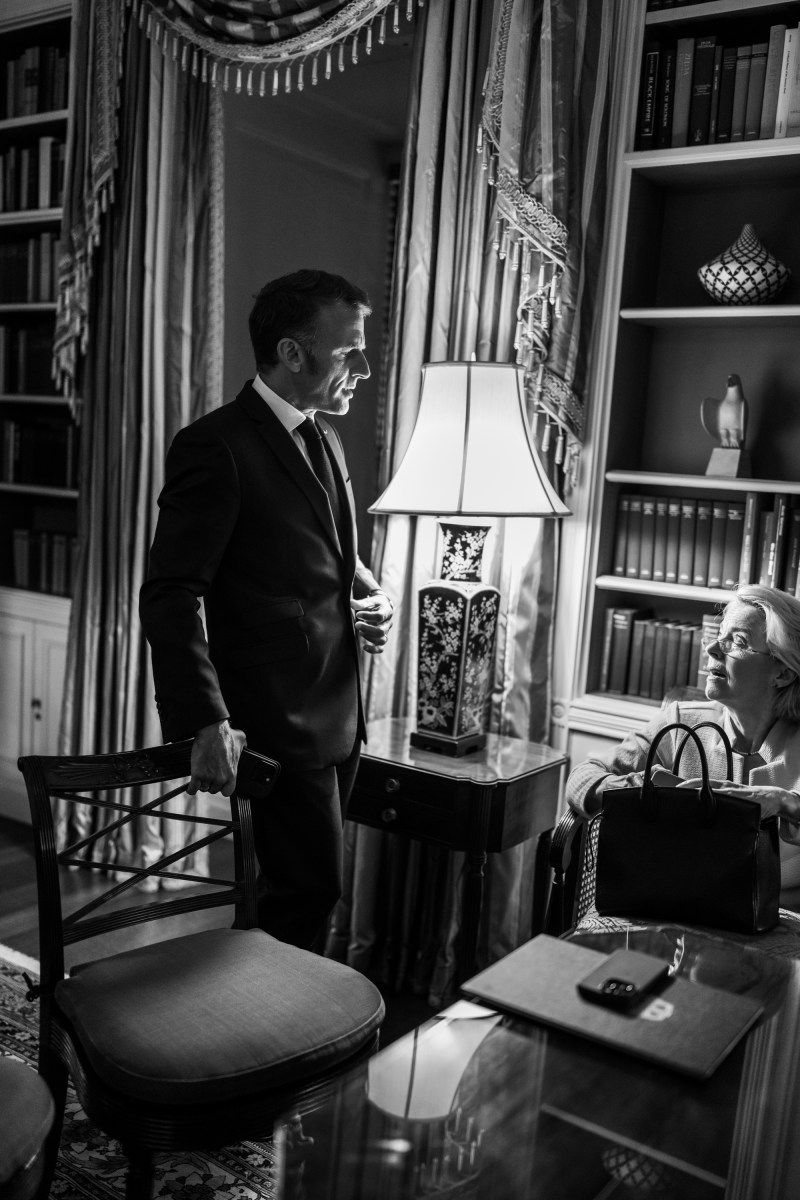 French President Emmanuel Macron speaks with European Commission President Ursula von der Leyen, as they wait in the White House Library as President Donald Trump makes a call with Russian President Vladimir Putin in the Oval Office, Monday, August 18, 2025. (Official White House Photo by Daniel Torok)