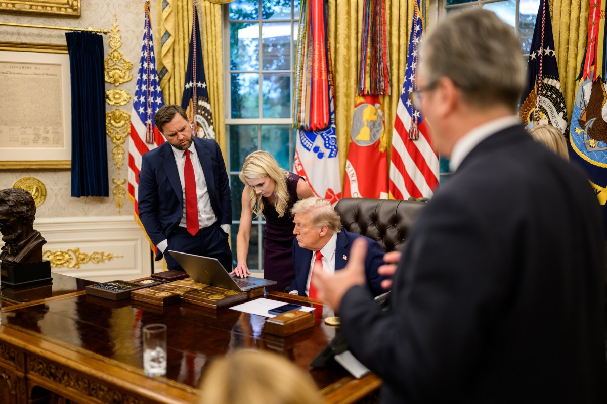 President Donald Trump drafts a Truth Social post alongside Vice President JD Vance and Assistant to the President Natalie Harp during a meeting with European leaders, Monday, August 18, 2025, in the Oval Office. (Official White House Photo by Daniel Torok)