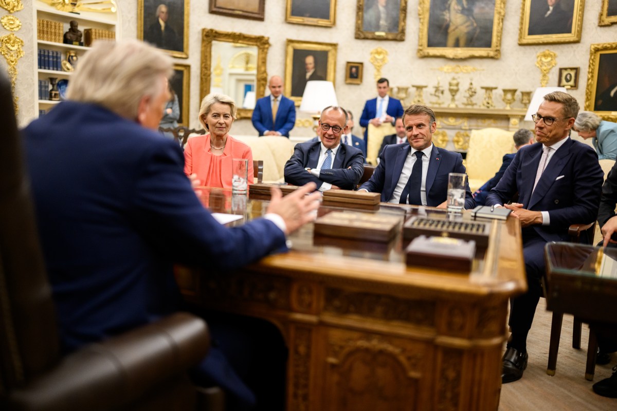 President Donald Trump meets with U.K. Prime Minister Keir Starmer, Italian Prime Minister Giorgia Meloni, European Commission President Ursula von der Leyen, German Chancellor Friedrich Merz, French President Emmanuel Macron, Finnish President Alexander Stubb, Ukrainian President Volodymyr Zelenskyy, and NATO Secretary General Mark Rutte after his call with Russian President Vladimir Putin, Monday, August 18, 2025, in the Oval Office. (Official White House Photo by Daniel Torok)