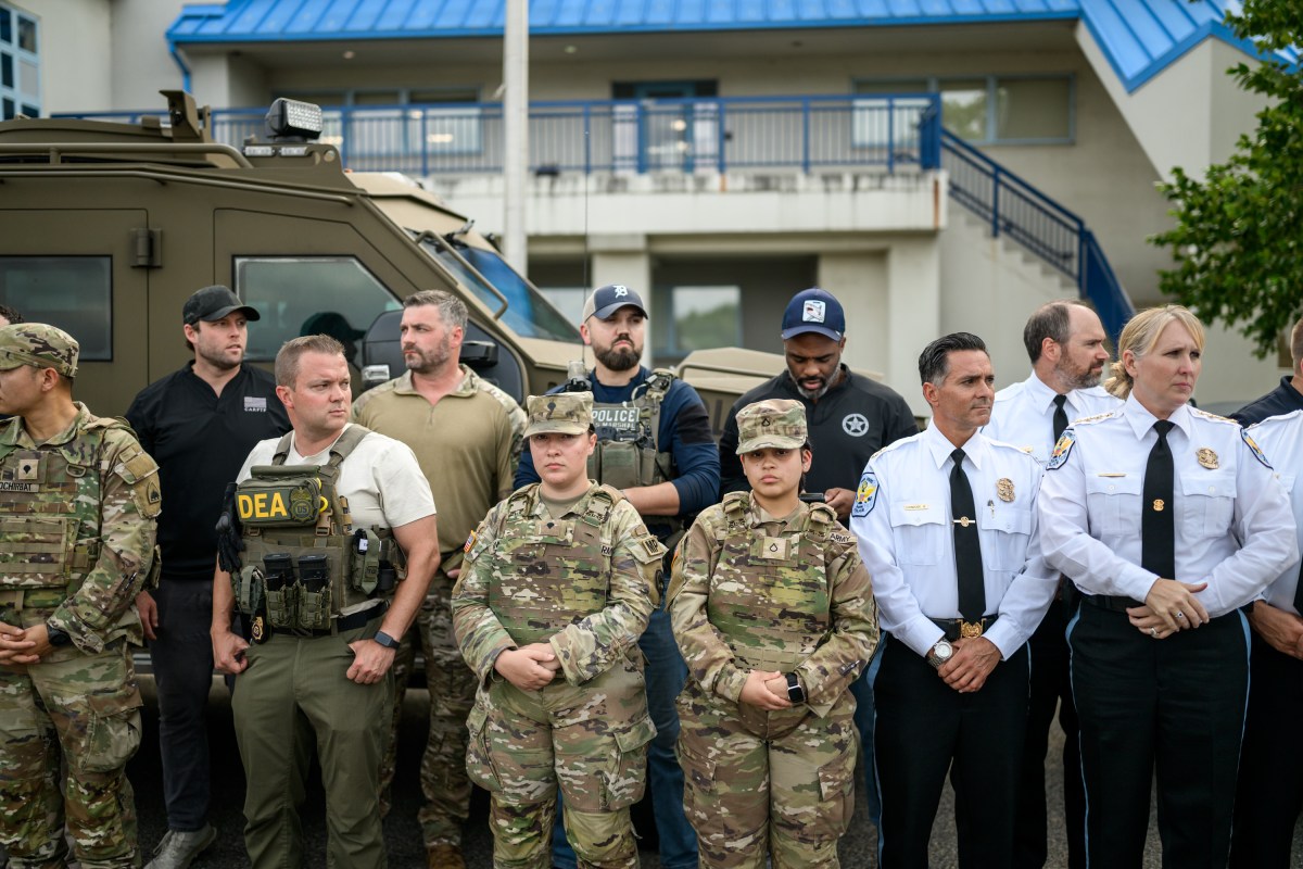 President Donald Trump visits law enforcement and members of the National Guard at the U. S. Park Police Anacostia Operations Facility, Thursday, August 21, 2025, in Washington, D.C. (Official White House Photo by Daniel Torok)
