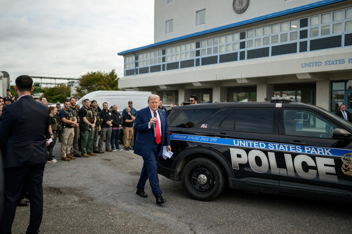 President Donald Trump visits law enforcement and members of the National Guard at the U. S. Park Police Anacostia Operations Facility, Thursday, August 21, 2025, in Washington, D.C. (Official White House Photo by Daniel Torok)