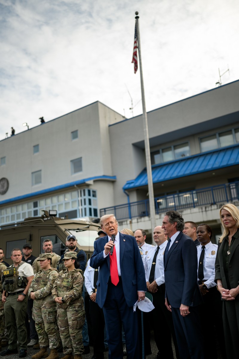 President Donald Trump visits law enforcement and members of the National Guard at the U. S. Park Police Anacostia Operations Facility, Thursday, August 21, 2025, in Washington, D.C. (Official White House Photo by Daniel Torok)