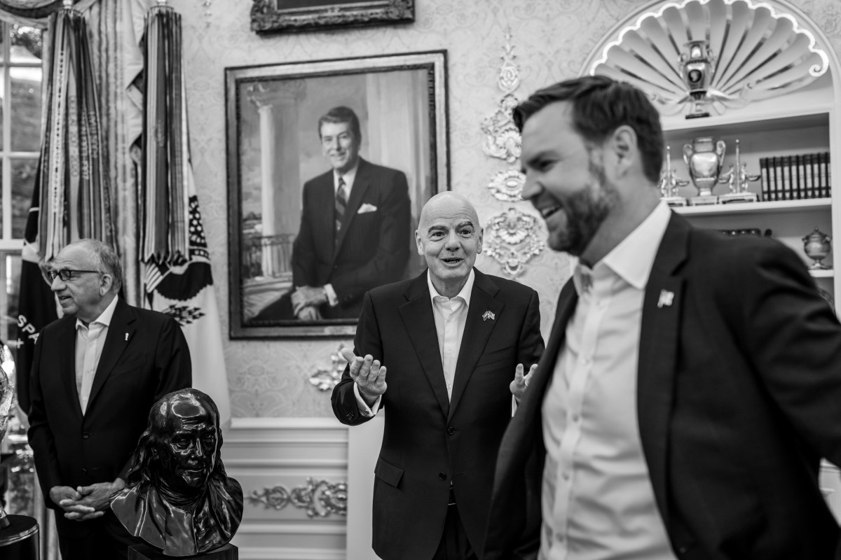 President Donald Trump speaks with Vice President JD Vance, Secretary of Homeland Security Kristi Noem, and FIFA President Gianni Infantino before an announcement in the Oval Office, Friday, August, 22, 2025. (Official White House Photo by Daniel Torok)