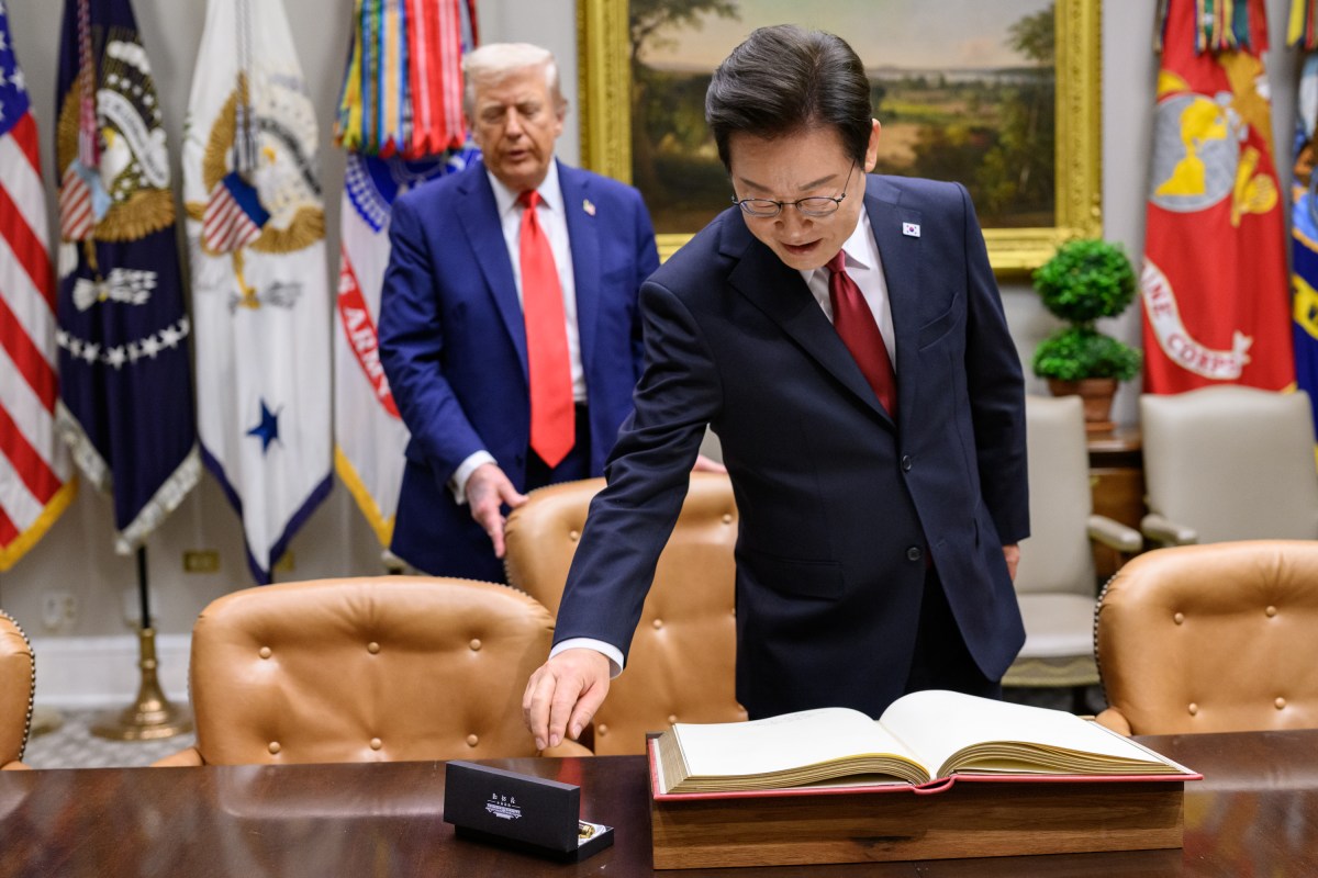 President Lee Jae-myung of the Republic of Korea signs the guest book in the Roosevelt Room, Monday, August 25, 2025, before a bilateral meeting with President Donald Trump. (Official White House Photo by Daniel Torok)