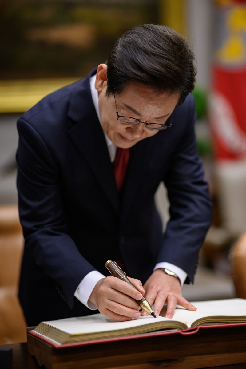 President Lee Jae-myung of the Republic of Korea signs the guest book in the Roosevelt Room, Monday, August 25, 2025, before a bilateral meeting with President Donald Trump. (Official White House Photo by Daniel Torok)