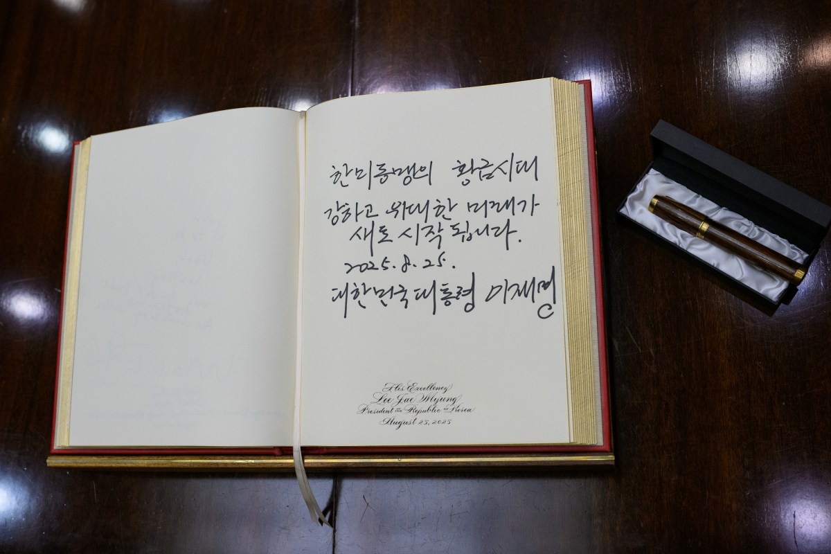 President Lee Jae-myung of the Republic of Korea signs the guest book in the Roosevelt Room, Monday, August 25, 2025, before a bilateral meeting with President Donald Trump. (Official White House Photo by Daniel Torok)