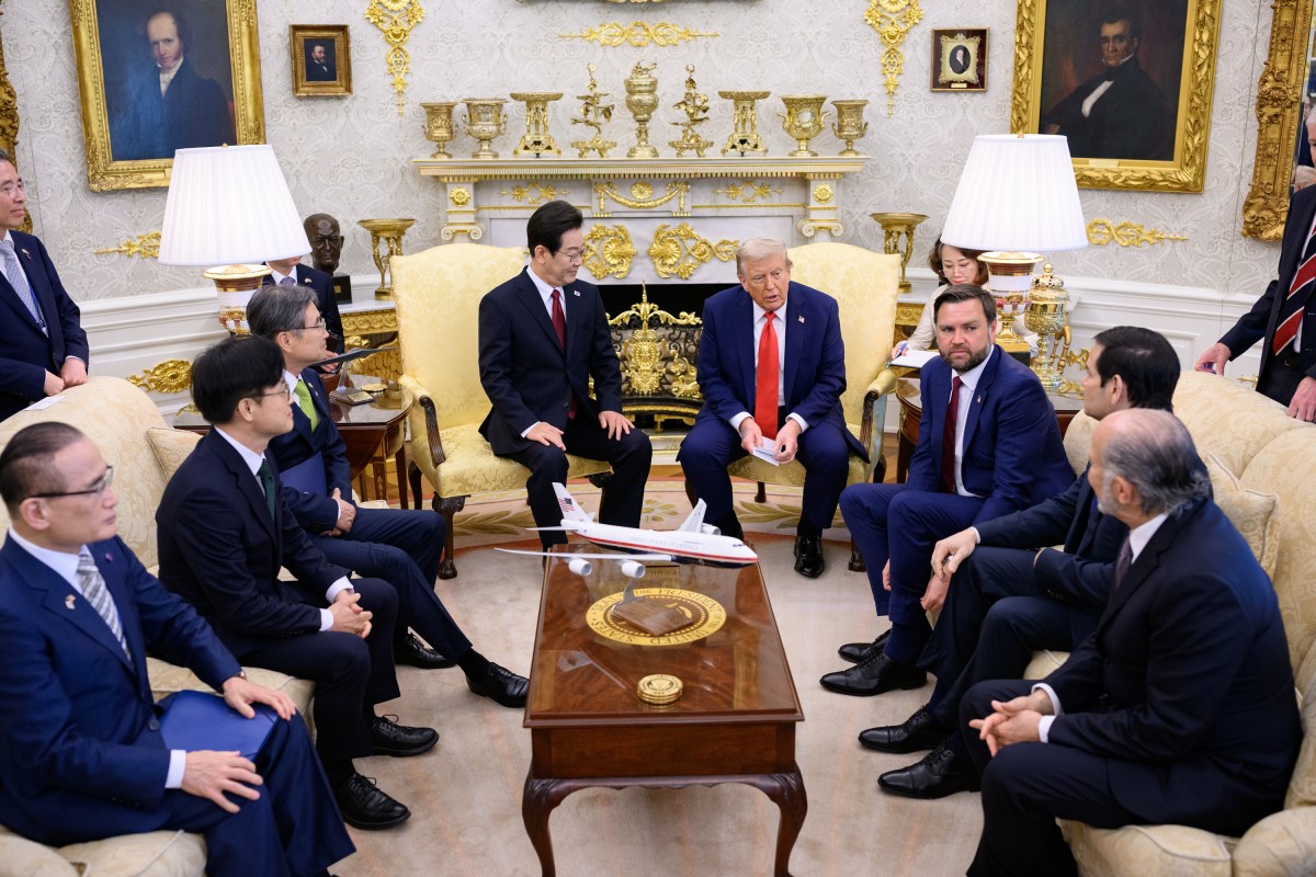 President Donald Trump hosts a bilateral meeting with President Lee Jae-myung of the Republic of Korea, Monday, August 25, 2025, in the Oval Office. (Official White House Photo by Daniel Torok)