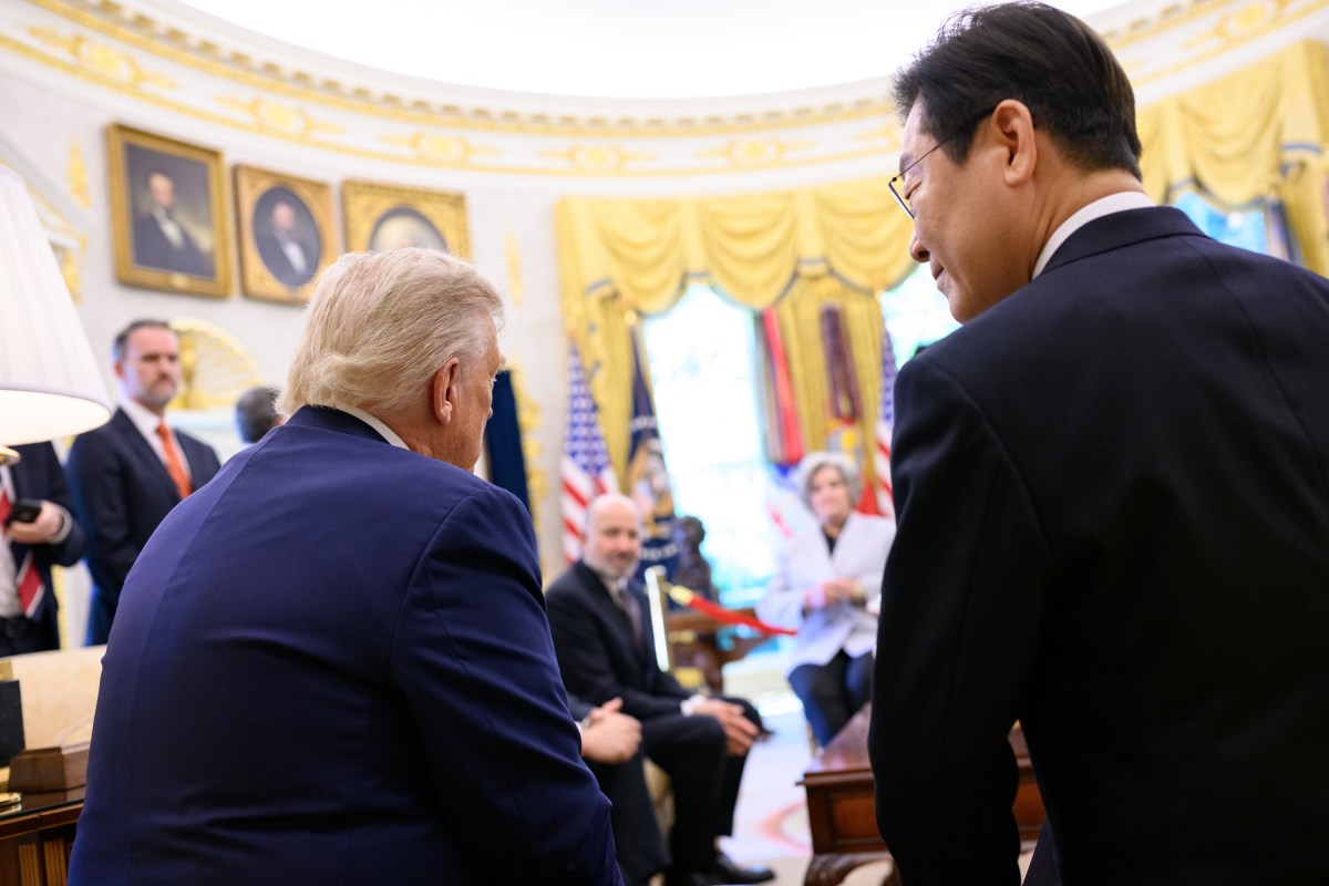 President Donald Trump hosts a bilateral meeting with President Lee Jae-myung of the Republic of Korea, Monday, August 25, 2025, in the Oval Office. (Official White House Photo by Daniel Torok)