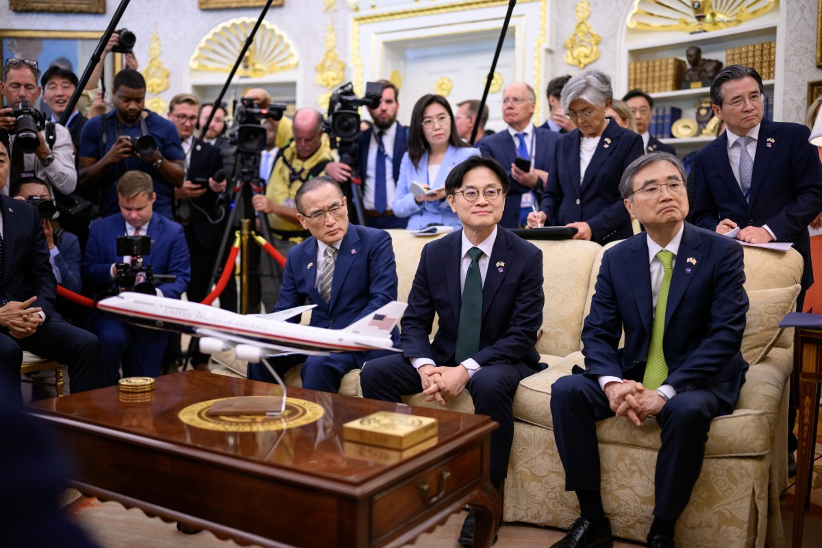 President Donald Trump hosts a bilateral meeting with President Lee Jae-myung of the Republic of Korea, Monday, August 25, 2025, in the Oval Office. (Official White House Photo by Daniel Torok)