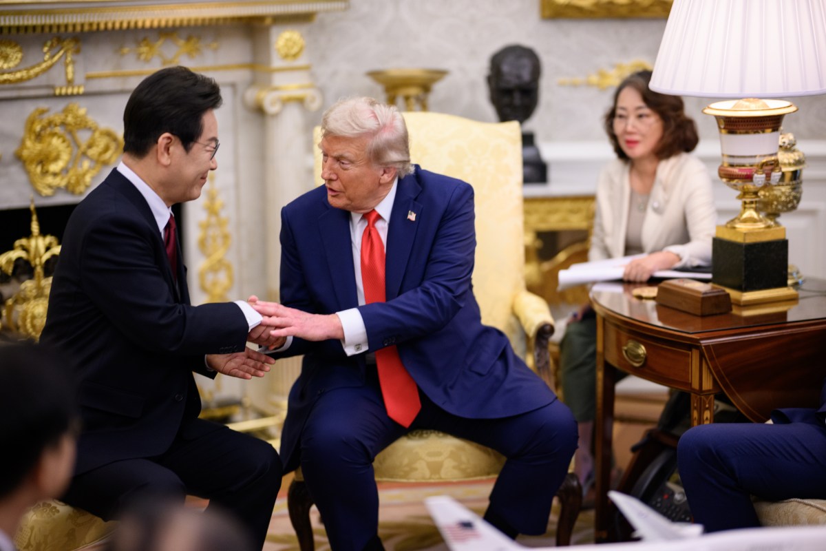 President Donald Trump hosts a bilateral meeting with President Lee Jae-myung of the Republic of Korea, Monday, August 25, 2025, in the Oval Office. (Official White House Photo by Daniel Torok)