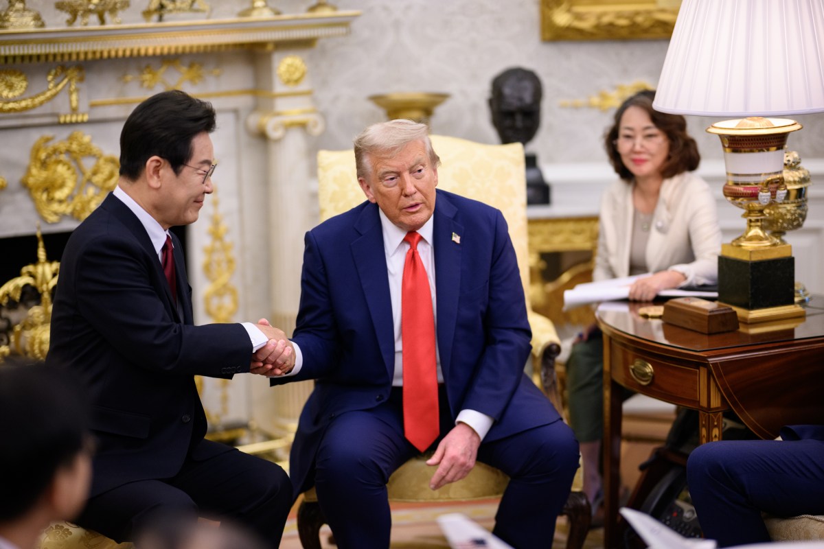 President Donald Trump hosts a bilateral meeting with President Lee Jae-myung of the Republic of Korea, Monday, August 25, 2025, in the Oval Office. (Official White House Photo by Daniel Torok)