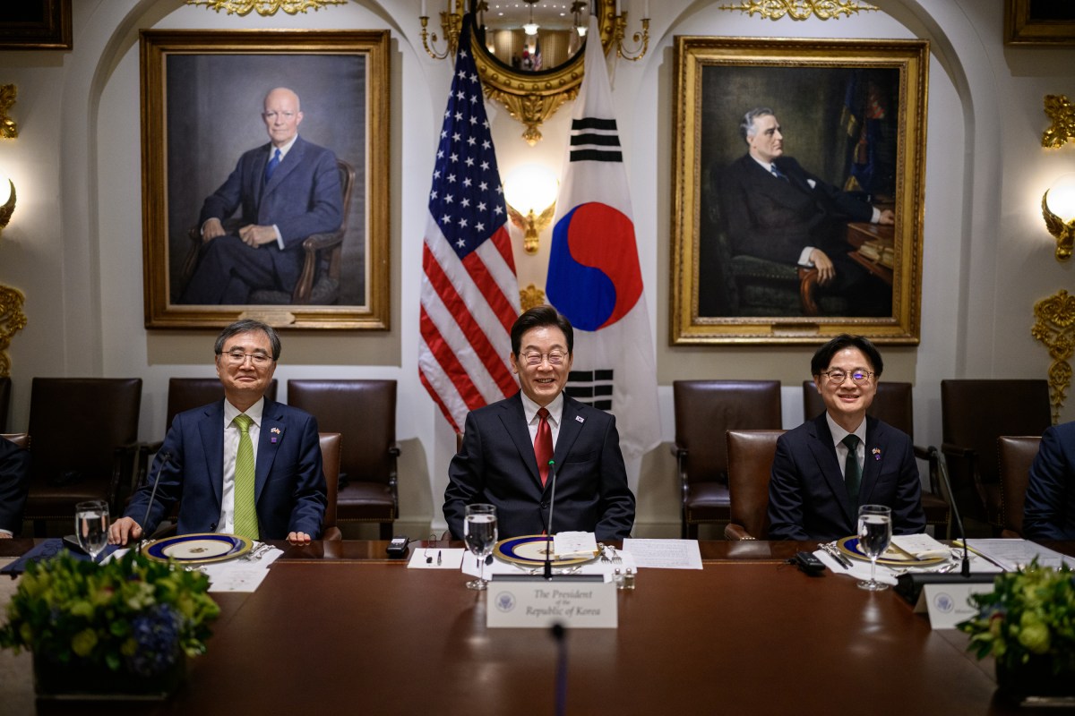 President Donald Trump hosts a bilateral lunch with President Lee Jae-myung of the Republic of Korea, Monday, August 25, 2025, in the Cabinet Room. (Official White House Photo by Daniel Torok)