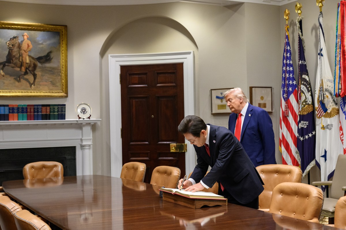 President Lee Jae-myung of the Republic of Korea signs the guest book in the Roosevelt Room, Monday, August 25, 2025, before a bilateral meeting with President Donald Trump.(Official White House Photo by Joyce Boghosian)
