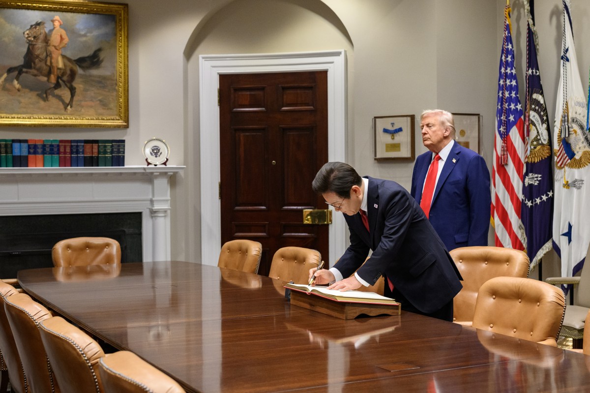 President Lee Jae-myung of the Republic of Korea signs the guest book in the Roosevelt Room, Monday, August 25, 2025, before a bilateral meeting with President Donald Trump.(Official White House Photo by Joyce Boghosian)