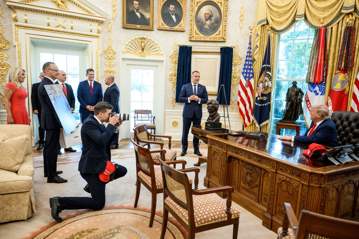 President Donald Trump speaks with Polish President Karol Nawrocki and the Polish delegation after a bilateral meeting and lunch, Wednesday, September 3, 2025, in the Oval Office. (Official White House Photo by Joyce N. Boghosian)