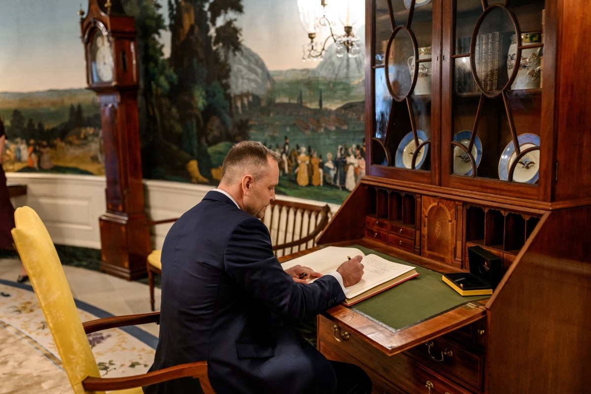 Polish President Karol Nawrocki signs the guest book in the Diplomatic Reception Room, Wednesday, September 3, 2025, before a bilateral meeting with President Donald Trump. (Official White House Photo by Molly Riley)