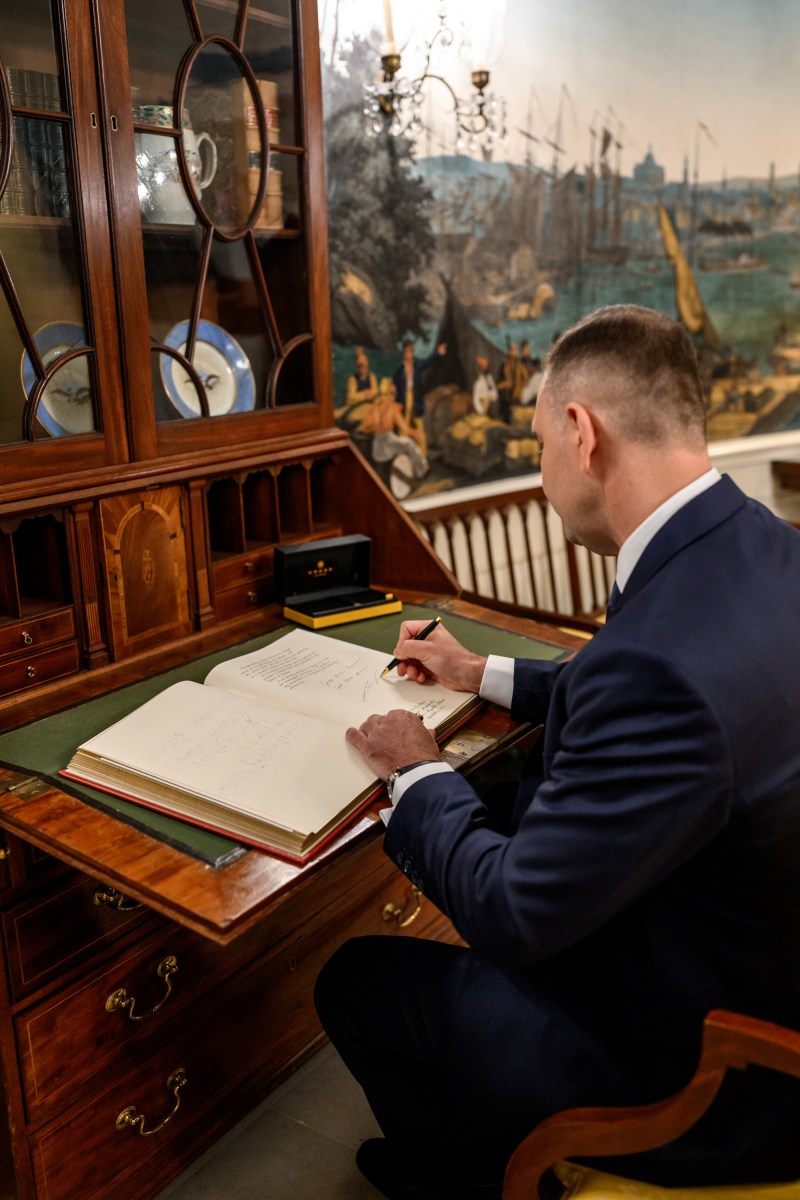 Polish President Karol Nawrocki signs the guest book in the Diplomatic Reception Room, Wednesday, September 3, 2025, before a bilateral meeting with President Donald Trump. (Official White House Photo by Molly Riley)