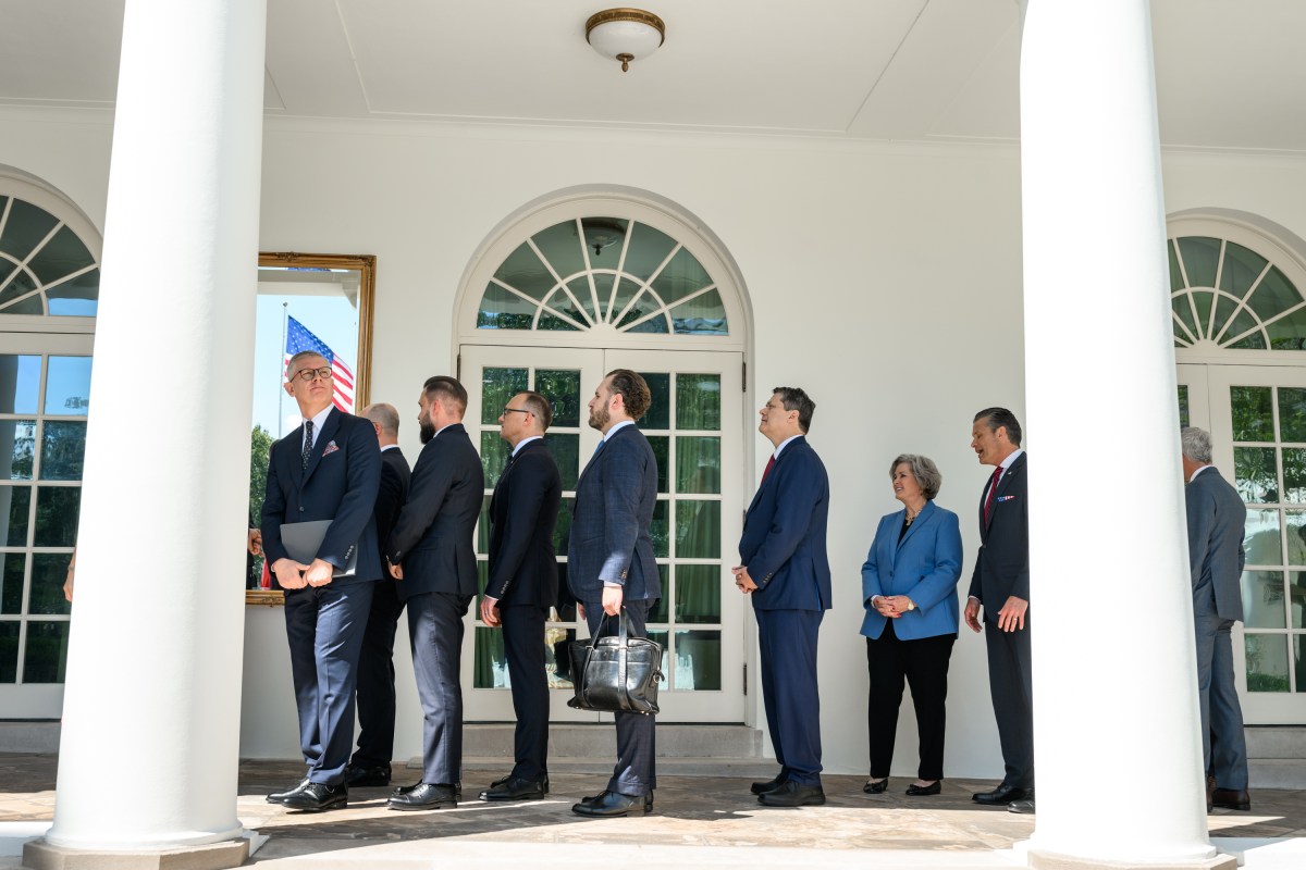 Members of the Polish delegation and White House officials walk along the West Colonnade to the Oval Office before a bilateral meeting between President Donald Trump and Polish President Karol Nawrocki, Wednesday, September 3, 2025. (Official White House Photo by Molly Riley)