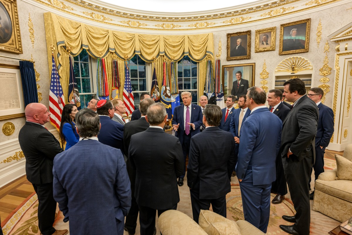 President Donald Trump hosts a dinner in the newly renovated White House Rose Garden, Friday, September 5, 2025. (Official White House Photo by Daniel Torok)