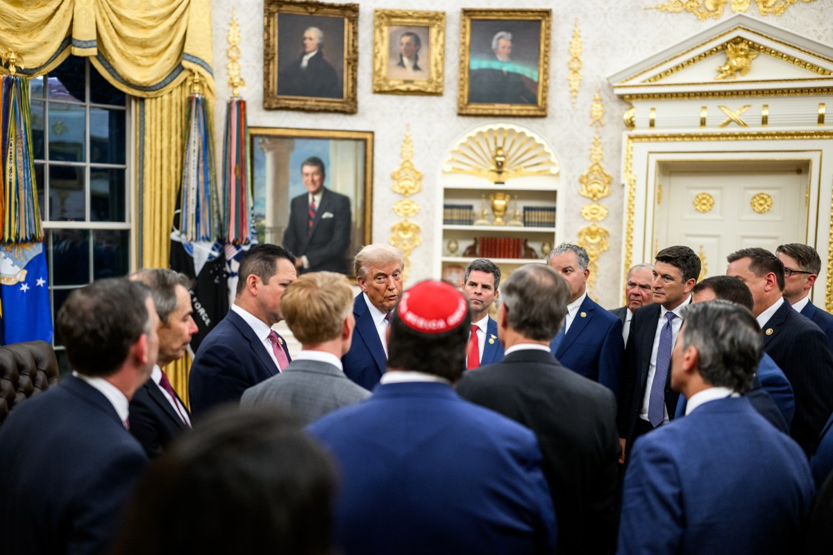 President Donald Trump hosts a dinner in the newly renovated White House Rose Garden, Friday, September 5, 2025. (Official White House Photo by Daniel Torok)