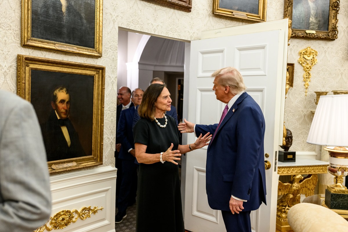 President Donald Trump hosts a dinner in the newly renovated White House Rose Garden, Friday, September 5, 2025. (Official White House Photo by Daniel Torok)