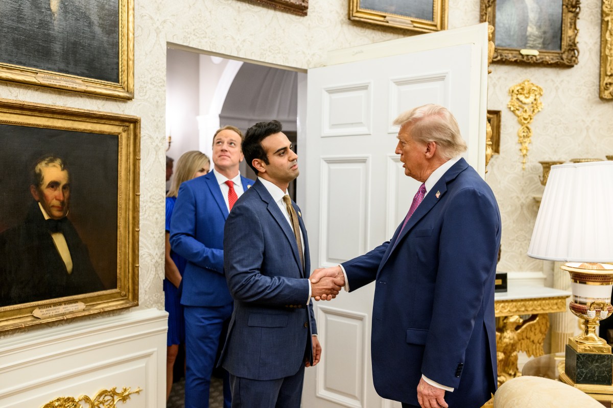 President Donald Trump hosts a dinner in the newly renovated White House Rose Garden, Friday, September 5, 2025. (Official White House Photo by Daniel Torok)