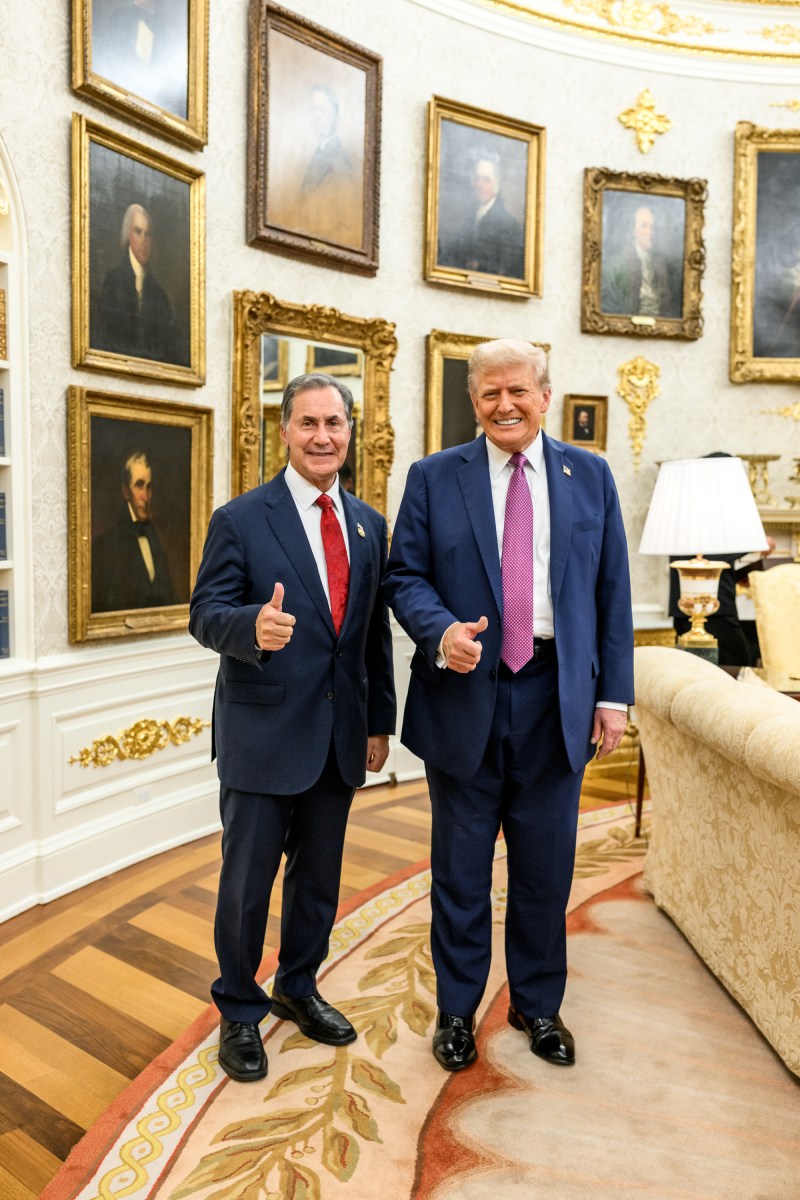 President Donald Trump hosts a dinner in the newly renovated White House Rose Garden, Friday, September 5, 2025. (Official White House Photo by Daniel Torok)