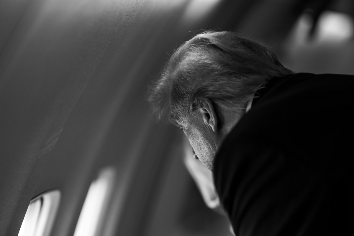 President Donald Trump looks out of the window of Air Force One, Sunday, September 7, 2025, before landing at LaGuardia Airport in East Elmhurst, New York, to attend the U.S. Open Men’s Championship. (Official White House Photo by Daniel Torok)