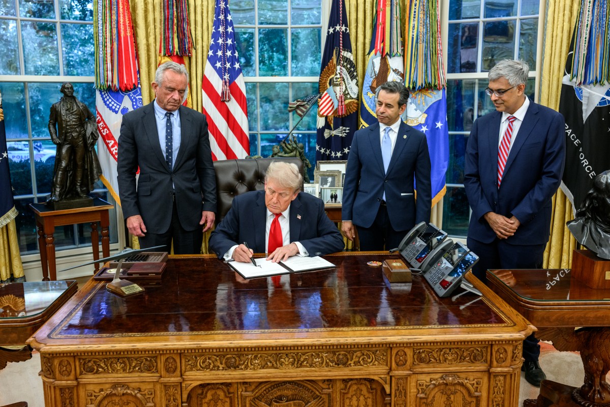 President Donald Trump signs an Executive Order alongside HHS Secretary Robert F. Kennedy, Jr., Tuesday, September 9, 2025, in the Oval Office. (Official White House Photo by Daniel Torok)