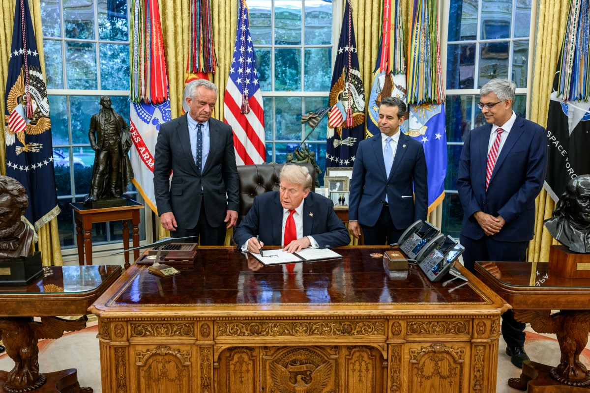 President Donald Trump signs an Executive Order alongside HHS Secretary Robert F. Kennedy, Jr., Tuesday, September 9, 2025, in the Oval Office. (Official White House Photo by Daniel Torok)