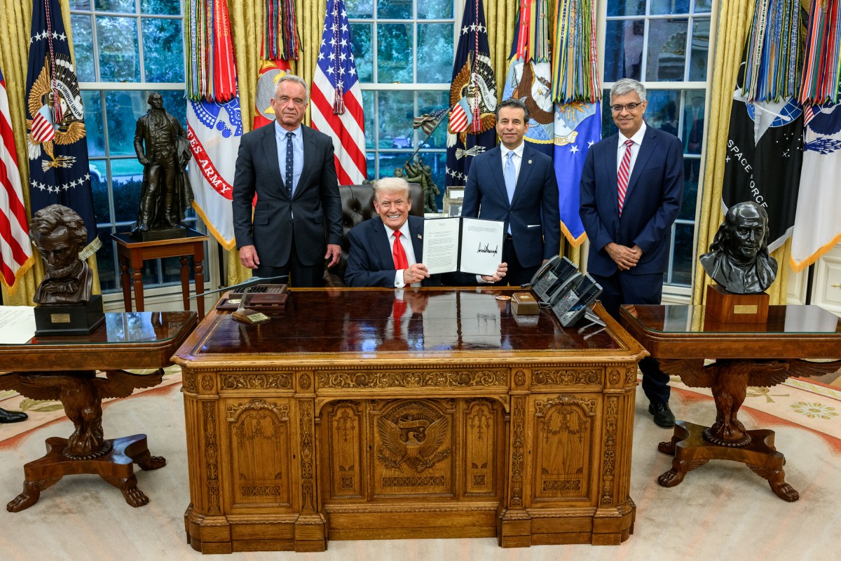 President Donald Trump signs an Executive Order alongside HHS Secretary Robert F. Kennedy, Jr., Tuesday, September 9, 2025, in the Oval Office. (Official White House Photo by Daniel Torok)