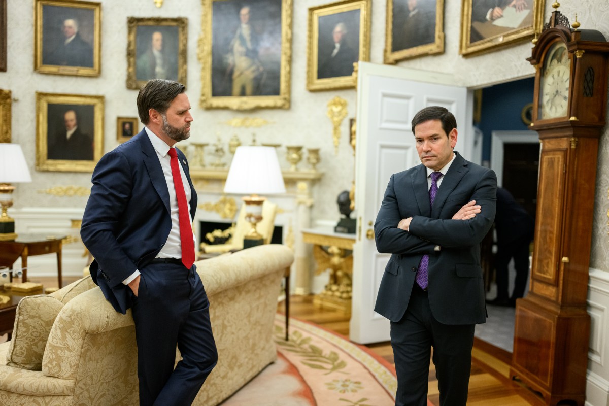 Vice President JD Vance speaks with Secretary of State Marco Rubio in the Oval Office, Tuesday, September 9, 2025. (Official White House Photo by Daniel Torok)