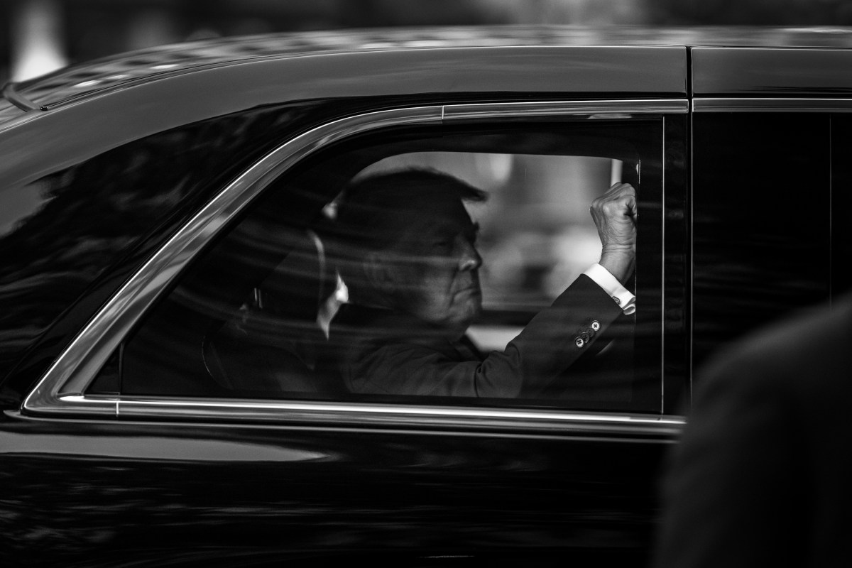 President Donald Trump rides in his motorcade to dinner with Cabinet secretaries and White House staff at Joe’s Seafood, Prime Steak & Stone Crab restaurant in Washington, D.C., Tuesday, September 9, 2025. (Official White House Photo by Daniel Torok)