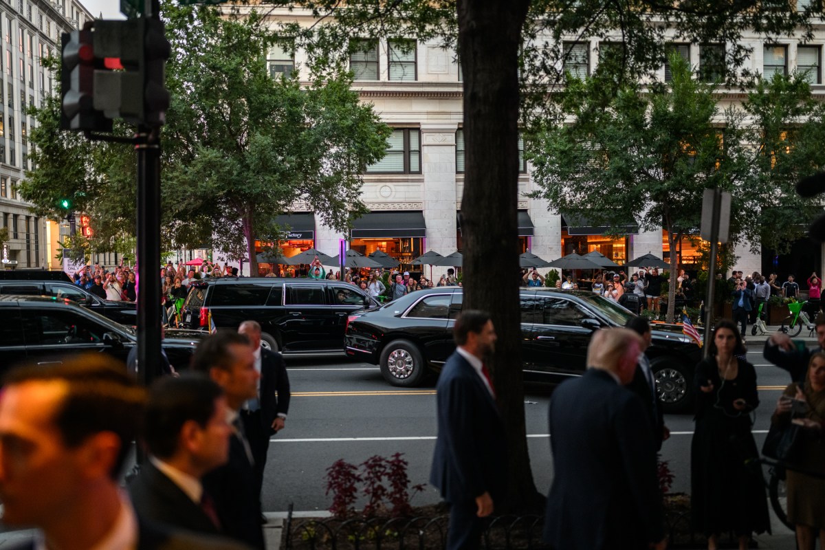 President Donald Trump exits his motorcade for dinner with Cabinet secretaries and White House staff at Joe’s Seafood, Prime Steak & Stone Crab restaurant in Washington, D.C., Tuesday, September 9, 2025. (Official White House Photo by Daniel Torok)