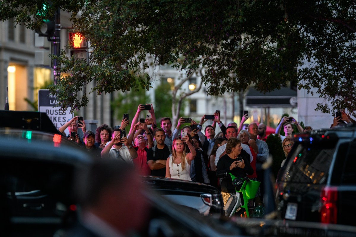 Crowds of people take photos of President Donald Trump as he enters Joe’s Seafood, Prime Steak & Stone Crab restaurant in Washington, D.C., Tuesday, September 9, 2025. (Official White House Photo by Daniel Torok)