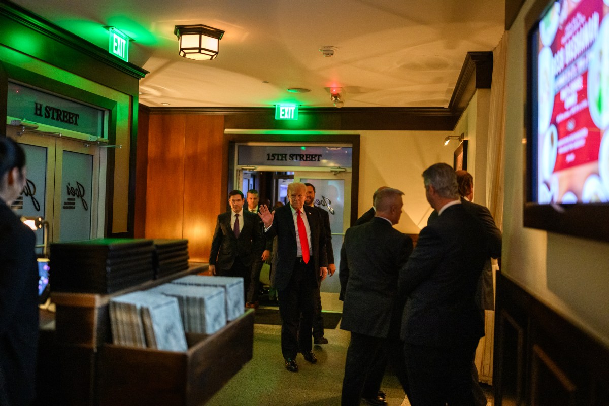 President Donald Trump greets the crowd at Joe's Seafood, Prime Steak & Stone Crab restaurant in Washington, D.C., Tuesday, September 9, 2025. (Official White House Photo by Daniel Torok)